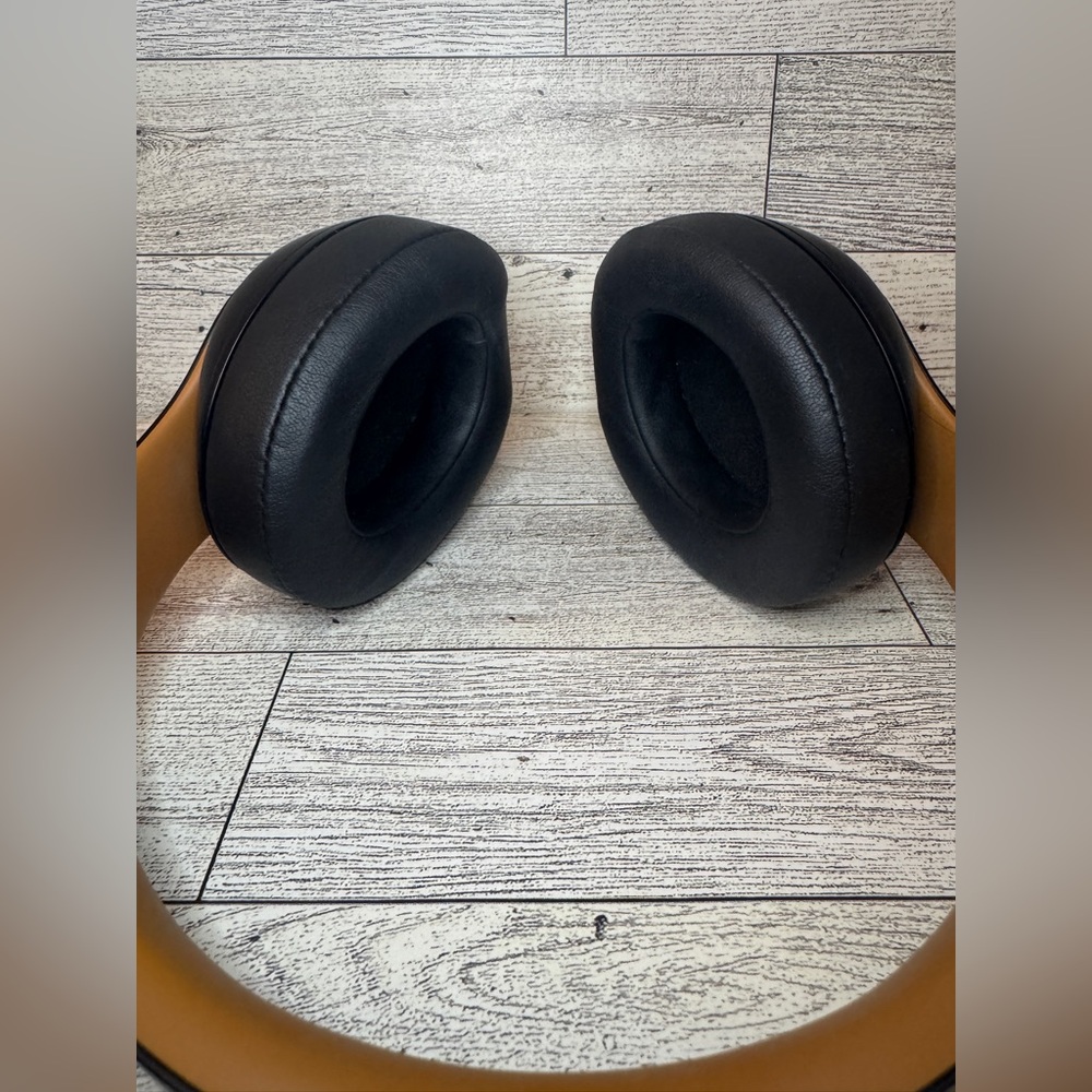 Beats by Dr. Dre Studio3 Wireless Headphones - Picture 6 of 7